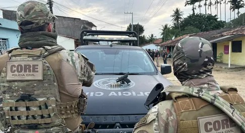 Operação contra facções prende três suspeitos e apreende arma e drogas em AL