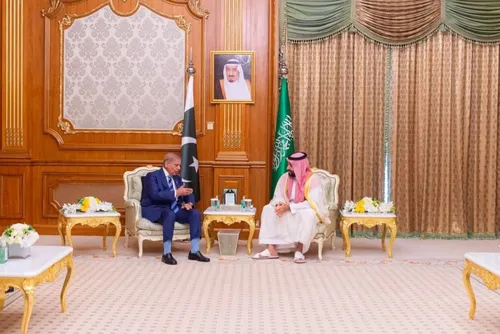 
				Arábia Saudita, Turquia e Paquistão assinam acordo de defesa conjunta
			
			