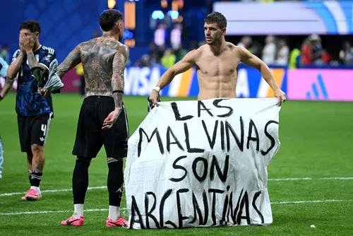 
				Casa Branca defende atletas da Argentina após faixa das Malvinas
			
			