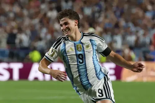 
				Arsenal prepara oferta por Julián Álvarez com astro na troca
			
			