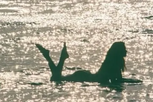 
				Beleza surreal de Grazi Massafera ferve as águas de Noronha
			
			