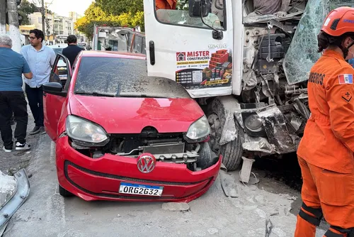 
				Caminhão perde os freios, atinge veículos e deixa quatro feridos na Cambona
			
			