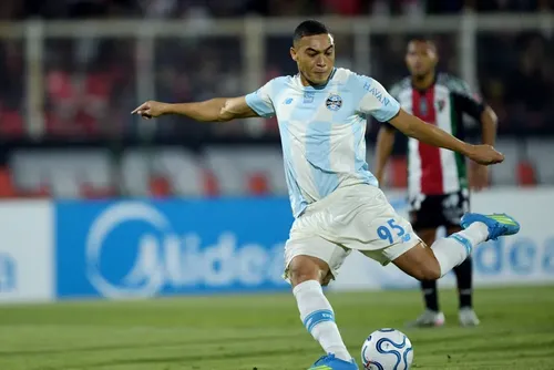 
				Carlos Vinícius tem futuro indefinido no Grêmio e desperta interesse de outros clubes
			
			