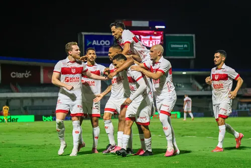 
				Chrystopher lê o lance, CRB vence e respira
			
			