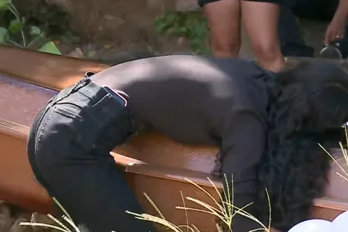 
				Com homenagens, mulher que teve o corpo queimado pelo companheiro é sepultada em Maceió
			
			