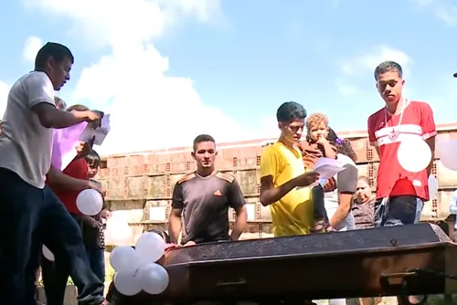 
				Com homenagens, mulher que teve o corpo queimado pelo companheiro é sepultada em Maceió
			
			