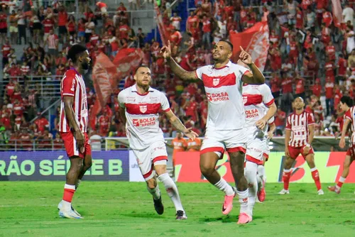 
				Chrystopher lê o lance, CRB vence e respira
			
			