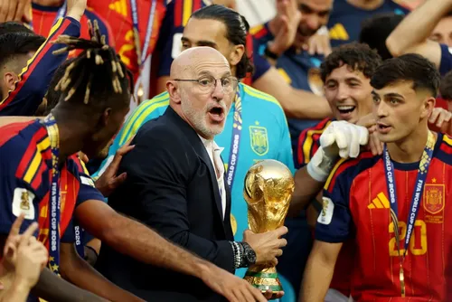 
				Cucurella confirma que tatuará De la Fuente após título da Copa 2026
			
			