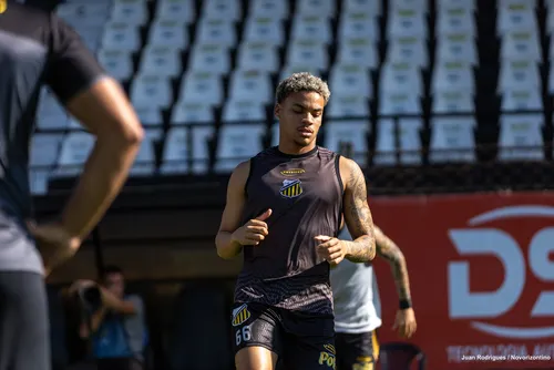
				De volta para casa, Maykon Jesus realiza sonho em jogar no Trapichão: "Emocionante"
			
			