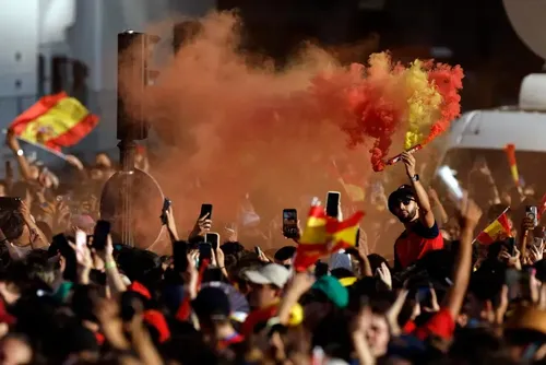 
				Espanha é recebida por multidão em Madri após conquistar a Copa do Mundo
			
			