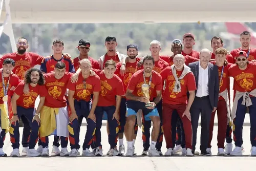 
				Espanha é recebida por multidão em Madri após conquistar a Copa do Mundo
			
			