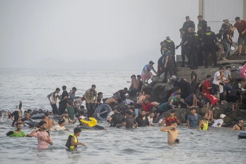 
				Espanha levará 1,3 mil crianças e jovens imigrantes de Ceuta à Europa
			
			