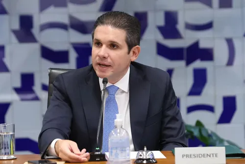 
				Falsa filiação de Flávio Bolsonaro expõe insegurança no sistema na Justiça Eleitoral
			
			