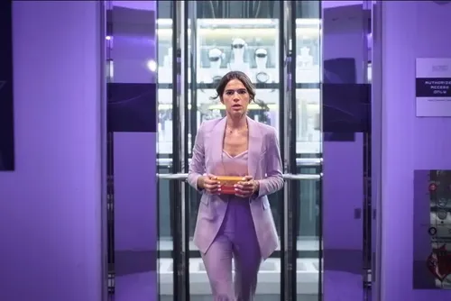 
				Fãs "imploram" pelo retorno de Bruna Marquezine em Besouro Azul 2
			
			