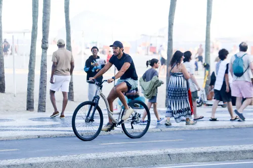 
				Gisele Bündchen curte passeio de bicicleta com o marido na orla
			
			