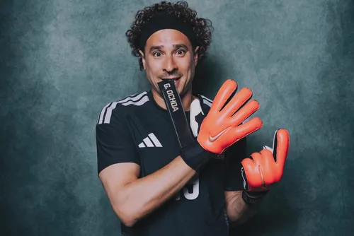 
				Ídolo do México, Ochoa anuncia aposentadoria do futebol após 6ª Copa
			
			