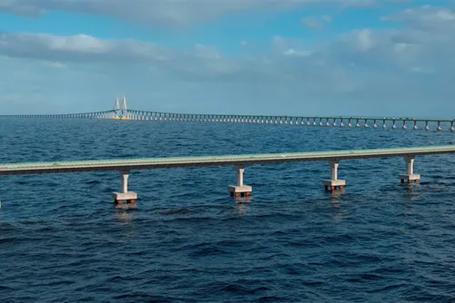 
				Investindo R$ 11 bilhões, Brasil constrói maior ponte da América do Sul com obra de 12,4 km sobre o mar gerando 7 mil empregos
			
			
