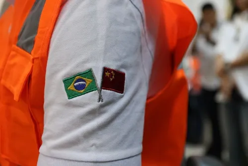 
				Investindo R$ 11 bilhões, Brasil constrói maior ponte da América do Sul com obra de 12,4 km sobre o mar gerando 7 mil empregos
			
			