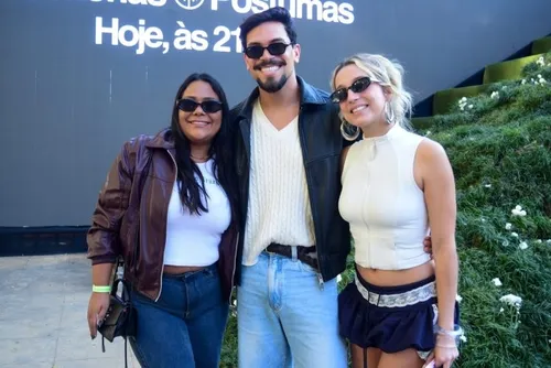 
				Jão distribui flores e emociona com álbum inspirado na morte do pai
			
			