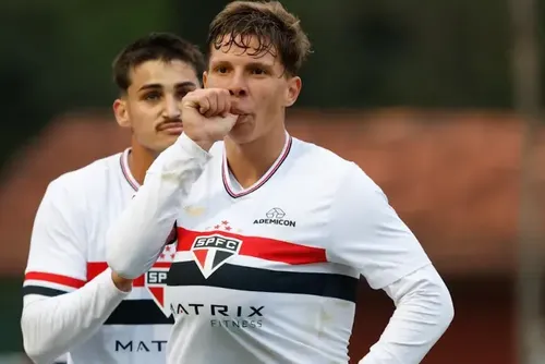 
				Joia de Cotia entra no radar e projeta espaço no profissional do São Paulo
			
			