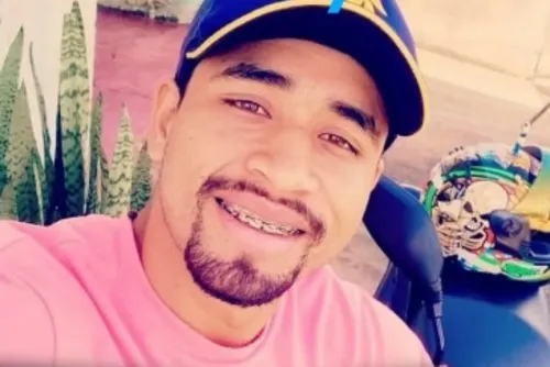 
				Jovem morre após bater motocicleta contra cavalo solto na AL-210
			
			