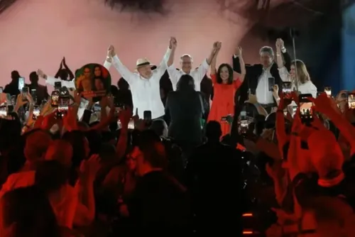 
				Lula oficializa candidatura à reeleição em convenção do PT em SP
			
			