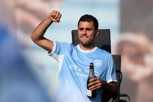
				Barcelona oferece R$ 357 milhões por Rodri, mas City insiste em mais
			
			