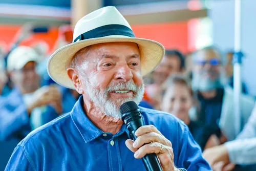 
				Ministro da Justiça de Lula balança no cargo
			
			