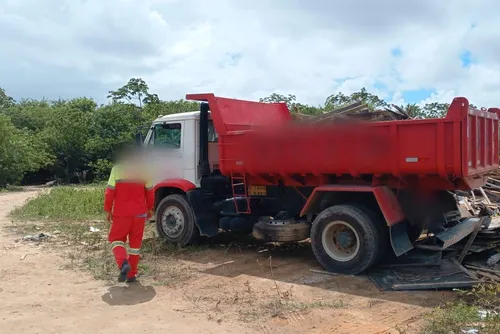 
				Monitoramento por drone flagra descarte ilegal na Linha Verde, em Maceió
			
			