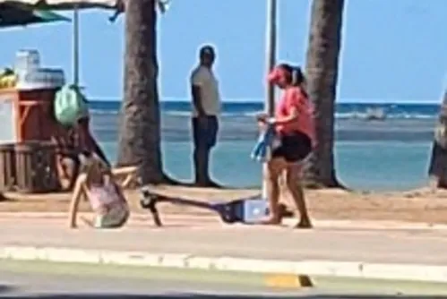 
				Morador flagra criança caindo de patinete elétrico na orla de Ponta Verde

			