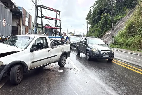 
				Motorista perde controle da direção e bate em mureta na Avenida Leste-Oeste
			
			