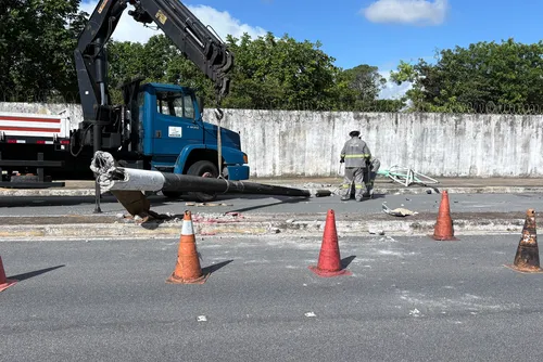 
				Mulher perde controle do carro, bate em poste e capota veículo no Eixo Quartel
			
			