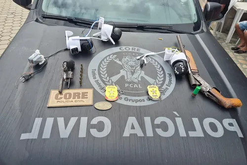 
				PC apreende armas e desmonta câmeras usadas por criminosos para vigiar polícia em Maceió
			
			