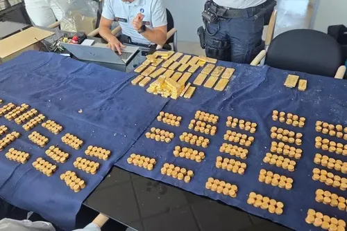 
				Pedreiros encontram tesouro de R$ 54 milhões em moedas e barras de ouro em parede de casa
			
			
