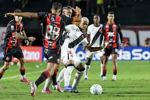 
				Pedro Emanuel vê Vasco sem reação na estreia: 'Nos abateu'
			
			