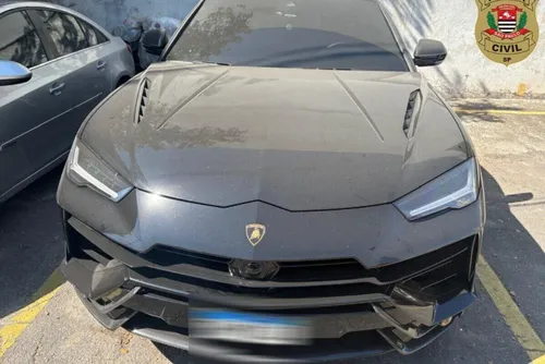 
				Polícia apreende Lamborghini de R$ 3,8 milhões ligada a Deolane
			
			