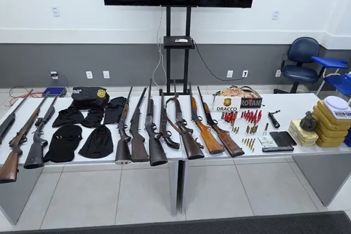 
				Polícia intercepta veículo e apreende arsenal ligado ao Comando Vermelho em Arapiraca
			
			