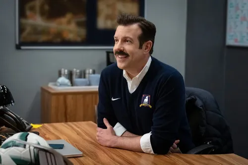 
				Ted Lasso: veja quem volta e quem não estará na 4ª temporada
			
			