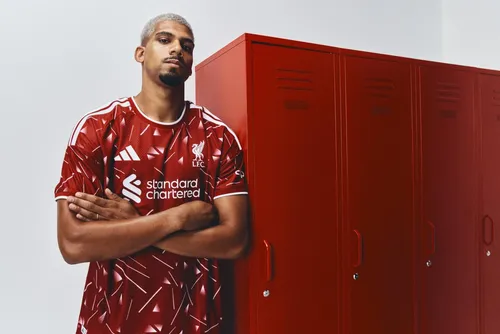 
				Ronald Araújo é anunciado como novo reforço do Liverpool
			
			