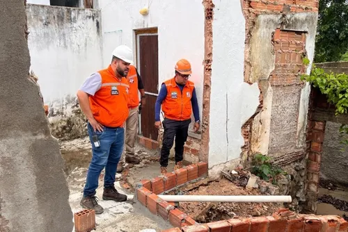 
				A Defesa Civil de Maceió registrou 480 ocorrências de imóveis abandonados vistoriados entre 2021 e agosto de 2026. O número não representa o total de imóveis vazios da capital.
			
			