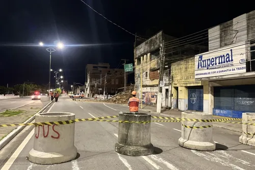 
				Em 2024, parte do antigo Hotel Atlântico, na Avenida da Paz, desabou sobre a pista e a rede elétrica. O prédio já tinha indicação de demolição urgente.
			
			