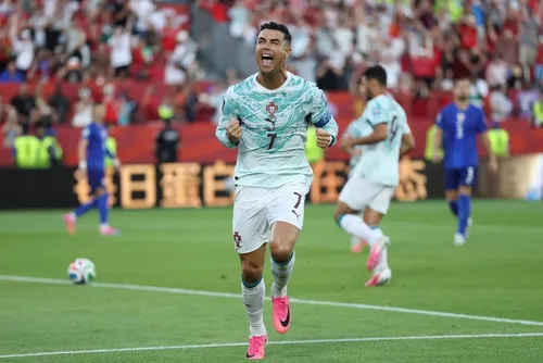 
				Yamal e Cristiano Ronaldo ficam frente a frente por vaga nas quartas
			
			