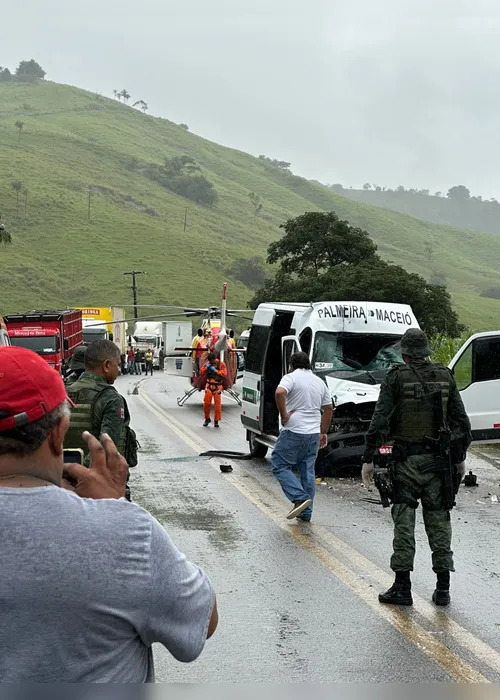 
				Acidente entre van e caminhão deixa 11 feridos na BR-316, em Atalaia
			
			