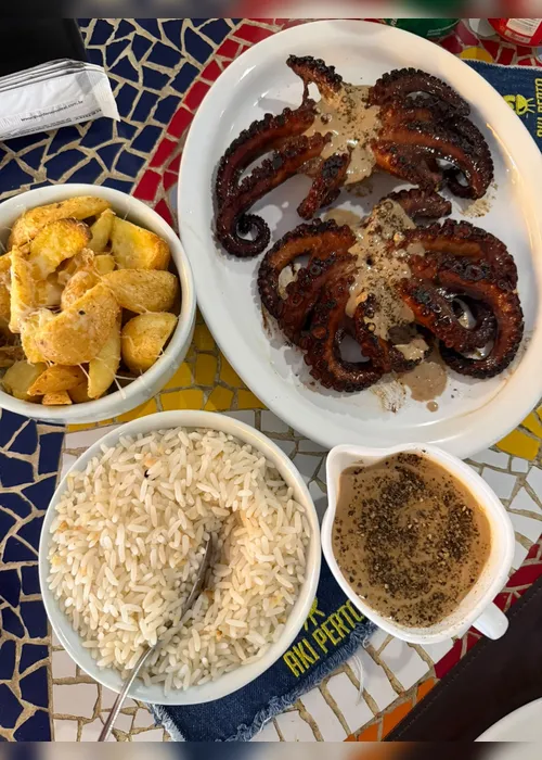 
				Aki Perto reúne petiscos caprichados e um dos melhores cordeiros guisados dos últimos tempos
			
			
