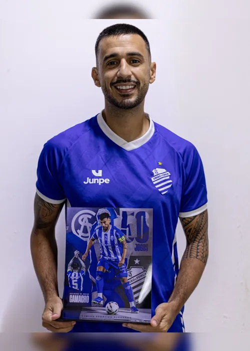 
				Camacho completa 50 jogos pelo CSA e é homenageado após classificação na Série D
			
			