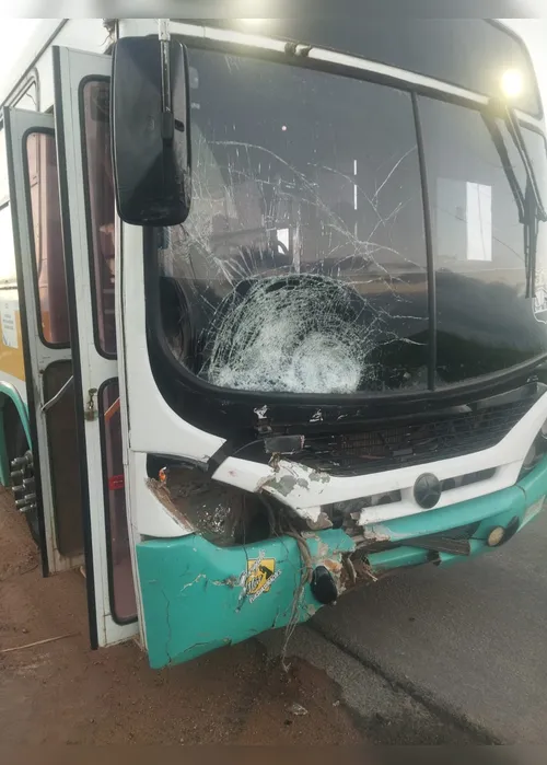 
				Colisão frontal entre moto e ônibus deixa dois jovens mortos na AL-420
			
			