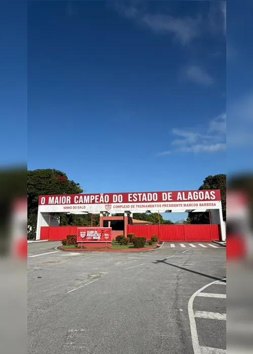 
				CRB instala fachada de “maior campeão de Alagoas” na entrada do CT após reconhecimento da CBF
			
			