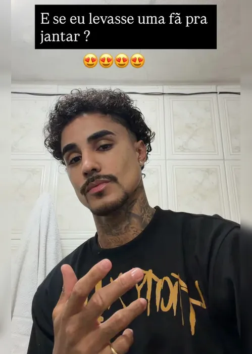 
				MC Livinho chama ex para jantar e leva invertida: "Toma, distraído"
			
			