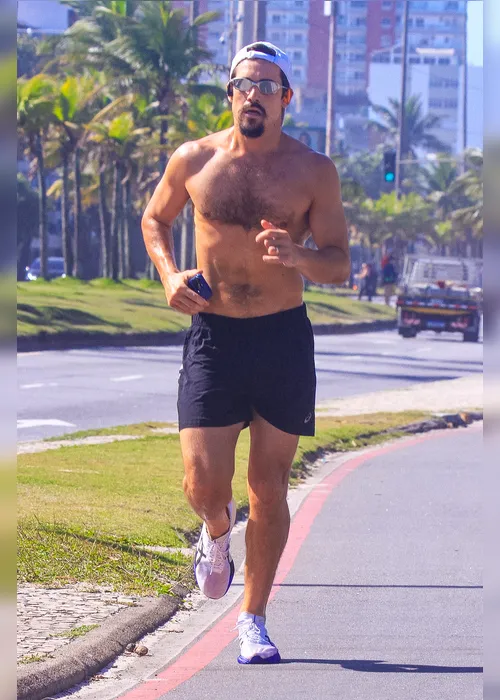 
				Nicolas Prattes  aproveita o dia para correr na orla da Barra da Tijuca
			
			