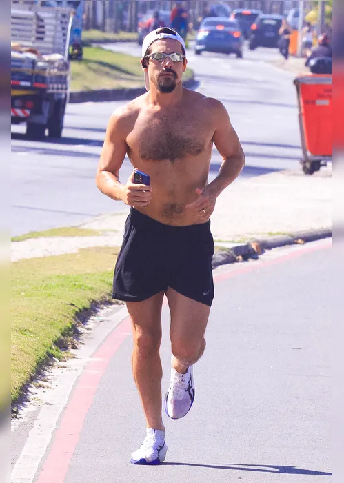 
				Nicolas Prattes  aproveita o dia para correr na orla da Barra da Tijuca
			
			